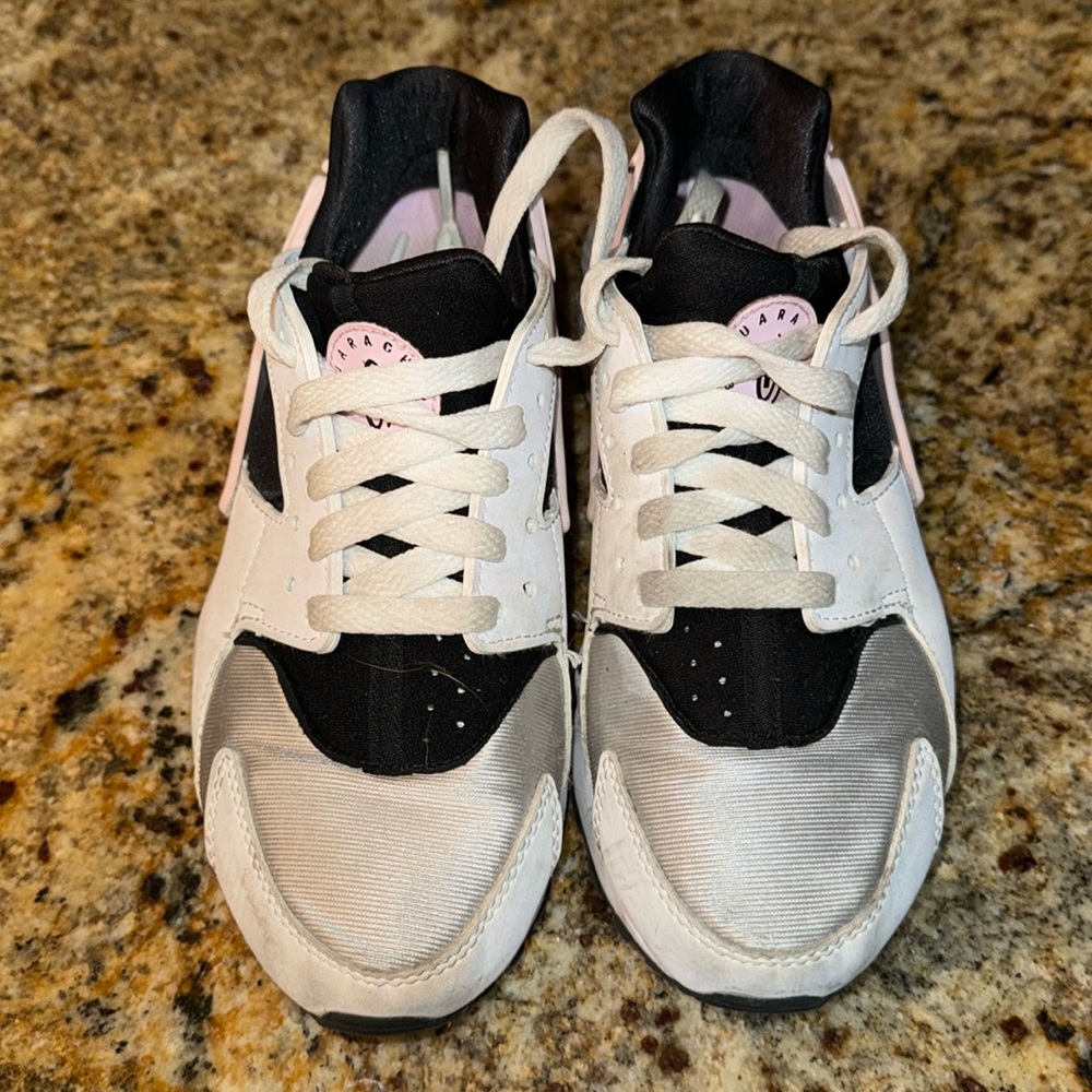 Nike Girls Hurache Sneaker Size 4.5Y